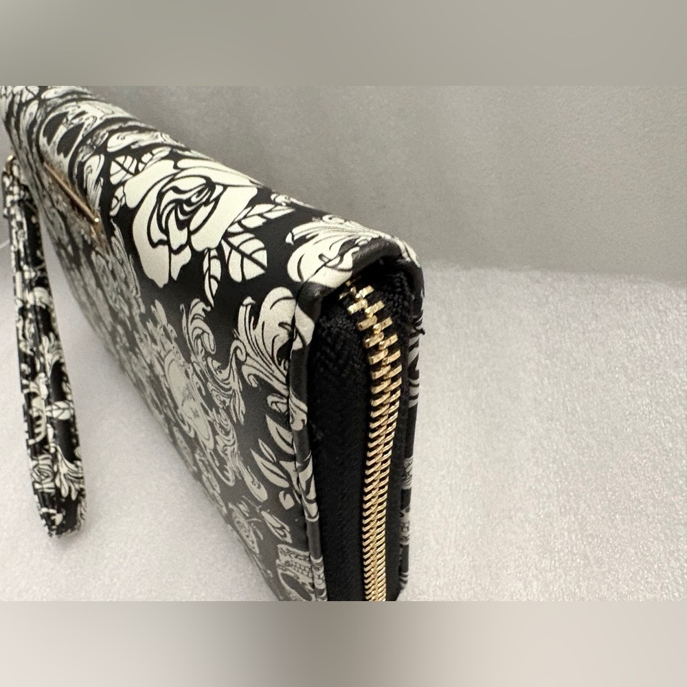 Betsey Johnson NWT Skull Rose Zip-Around Wristlet Wallet Black White - Picture 5 of 13